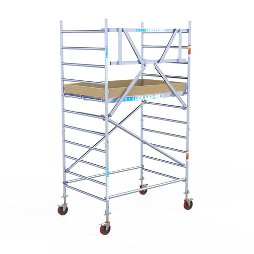 Rollgerüst Euroscaffold Basic 135x190 4,2m Arbeitshöhe Carbonplattform gegen Fassade - GerüstExpress