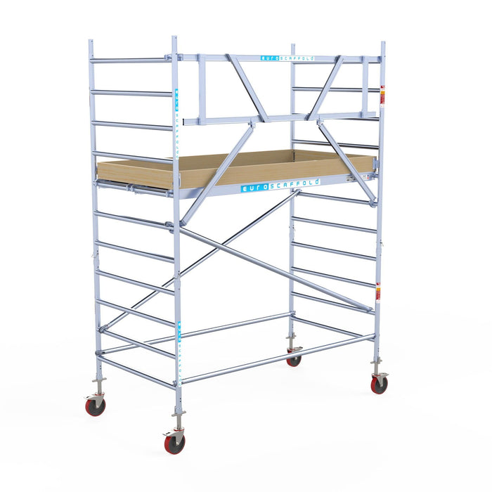 Rollgerüst Euroscaffold Basic 135x250 4,2m Arbeitshöhe an der Fassade - GerüstExpress