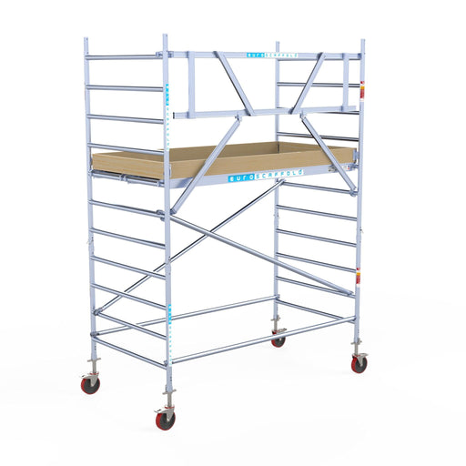 Rollgerüst Euroscaffold Basic 135x250 4,2m Arbeitshöhe Carbonplattform gegen Fassade - GerüstExpress
