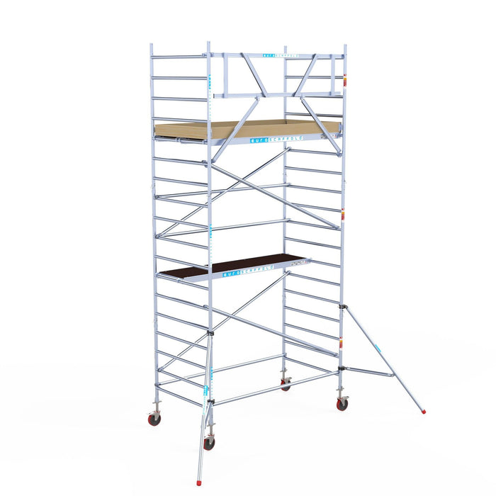 Rollgerüst Euroscaffold Basic 135x250 6,2m Arbeitshöhe Carbonplattform gegen Fassade - GerüstExpress