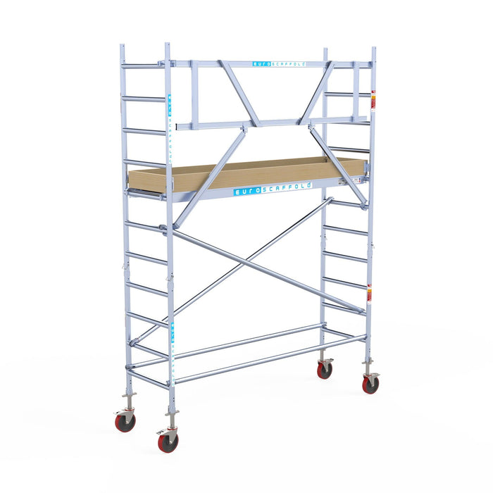 Rollgerüst Euroscaffold Basic 75x250 4,2m Arbeitshöhe Carbonplattform gegen Fassade - GerüstExpress