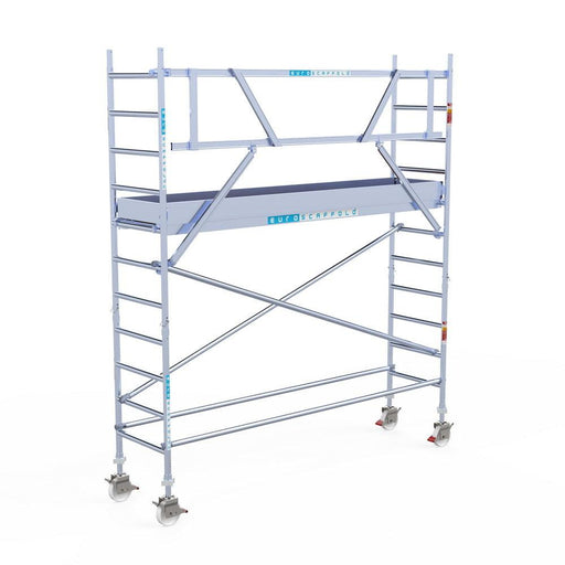 Rollgerüst Eurogerüst Original 75x305 4,2m Arbeitshöhe Carbonplattform gegen Fassade - GerüstExpress