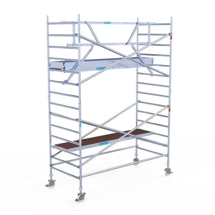Rollgerüst Euroscaffold Professionell 135x305 5,2m Arbeitshöhe Carbonplattform gegen Fassade - GerüstExpress