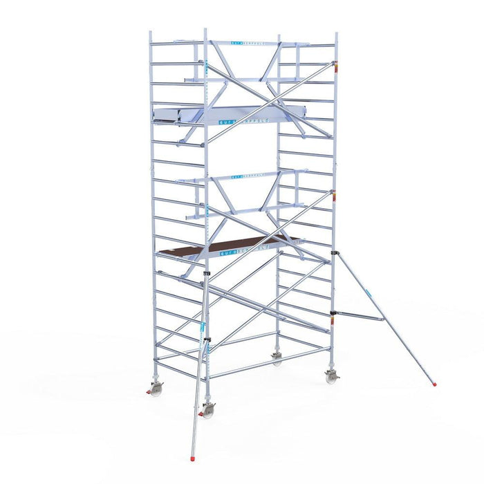 Rollgerüst Euroscaffold Professionell 135x250 6,2m Arbeitshöhe Carbonplattform gegen Fassade - GerüstExpress