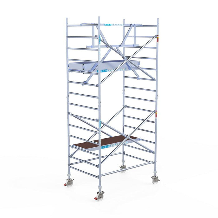 Rollgerüst Euroscaffold Professionell 135x190 5,2m Arbeitshöhe Carbonplattform gegen Fassade - GerüstExpress