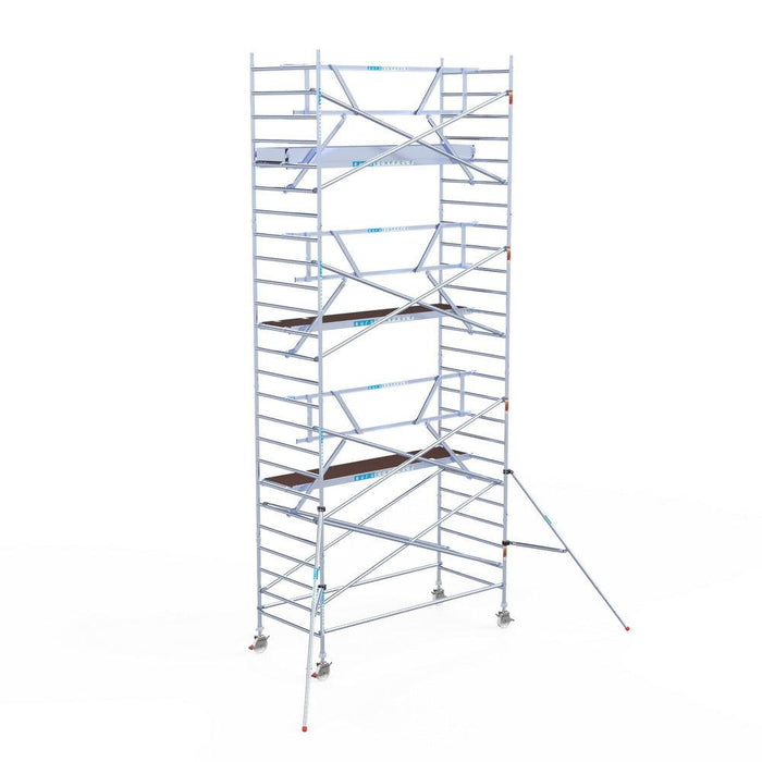 Rollgerüst Euroscaffold Professionell 135x305 8,2m Arbeitshöhe Carbonplattform gegen Fassade - GerüstExpress