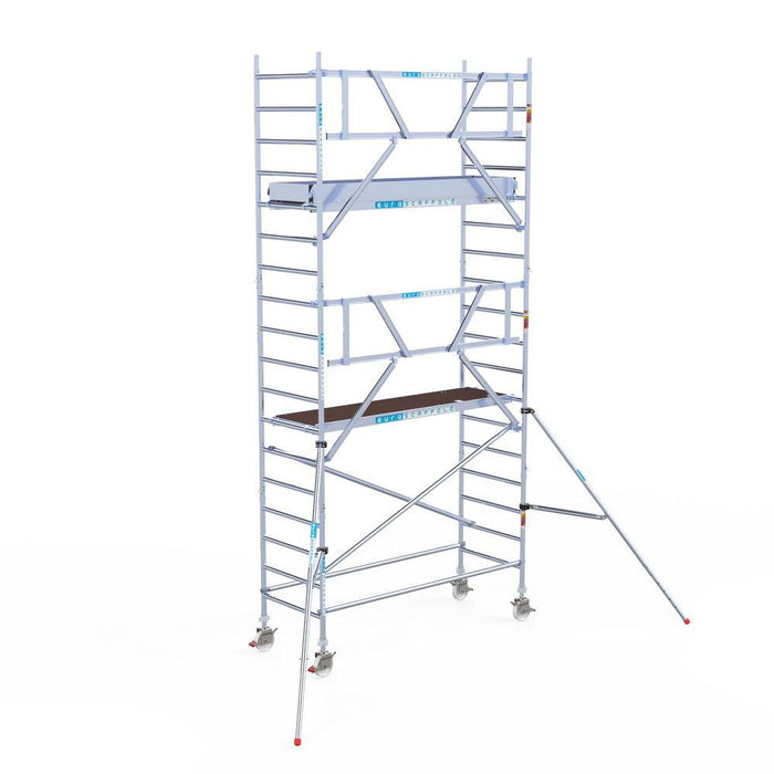 Rollgerüst Euroscaffold Professionell 90x250 6,2m Arbeitshöhe Carbonplattform gegen Fassade - GerüstExpress