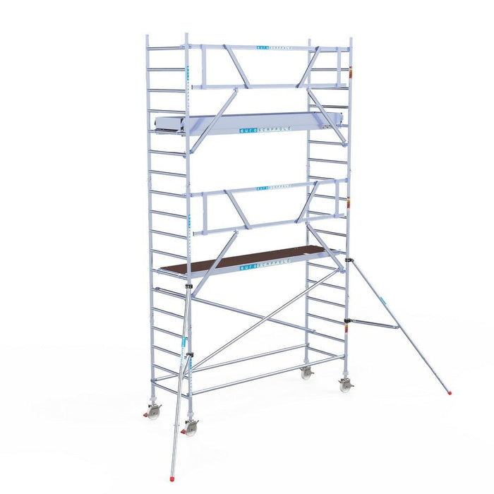Rollgerüst Euroscaffold Professionell 90x305 6,2m Arbeitshöhe Carbonplattform gegen Fassade - GerüstExpress