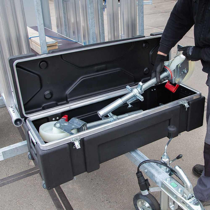 Abschließbarer Gerüstanhänger 250 + Rollgerüst Basic 135x250 8,2 m Arbeitshöhe Carbonplattform - Gerüstexpress.de