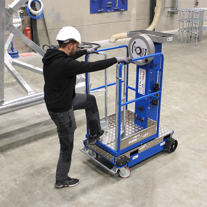 Alumexx Manu - X - Lift Manuelle Mobile Arbeitsbühne 4,1m Arbeitshöhe Kompakt Sicher - Gerüstexpress.de