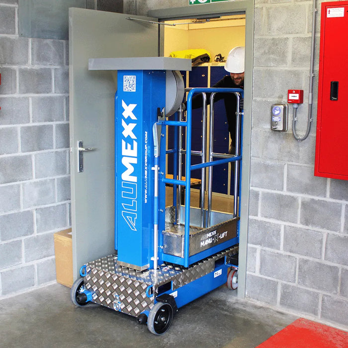 Alumexx Manu - X - Lift Manuelle Mobile Arbeitsbühne 4,1m Arbeitshöhe Kompakt Sicher - Gerüstexpress.de