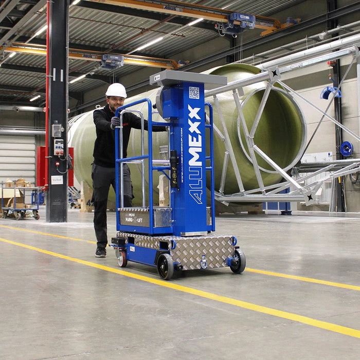 Alumexx Manu - X - Lift Manuelle Mobile Arbeitsbühne 4,1m Arbeitshöhe Kompakt Sicher - Gerüstexpress.de