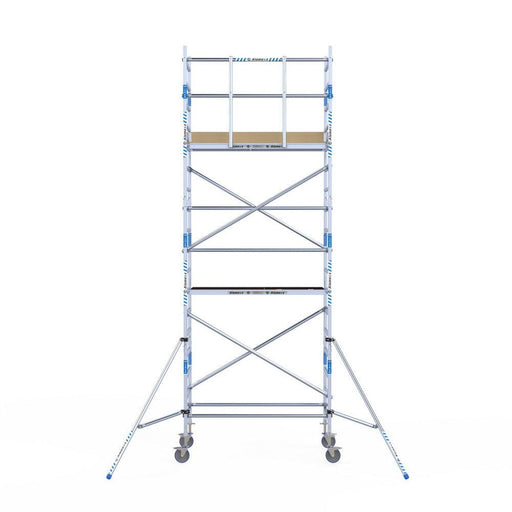 Rollgerüst Alumexx Light 90x190 6,2m Arbeitshöhe gegen Fassade - GerüstExpress