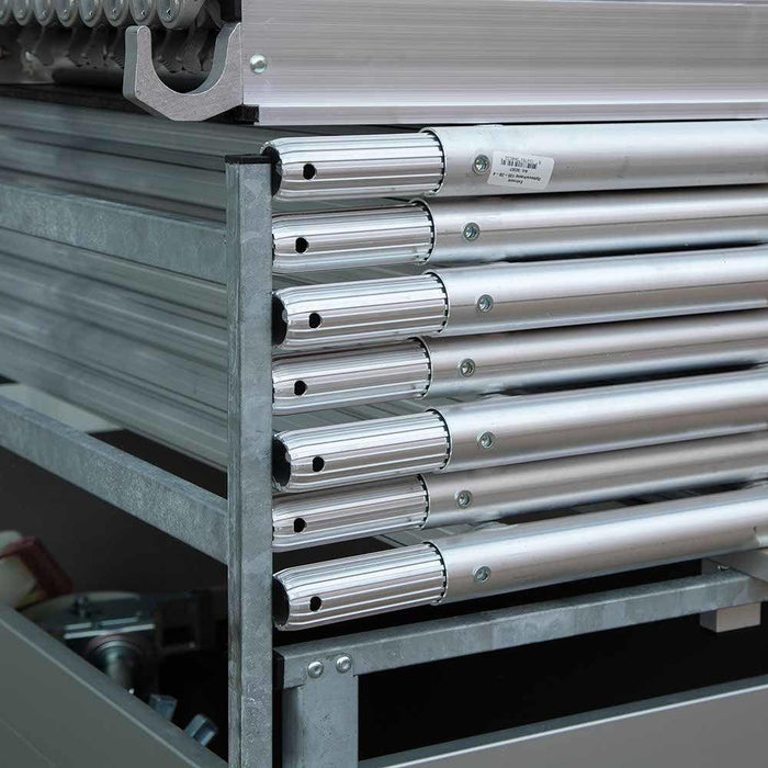 Anhänger + Rollgerüst 135x250 8,2m Arbeitshöhe + einfaches Sicherheitsgeländer - Gerüstexpress.de