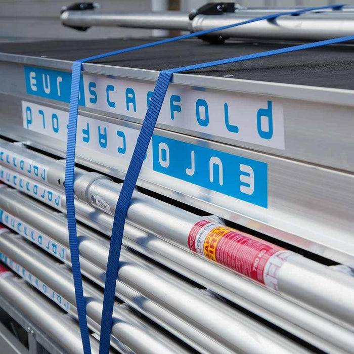 Anhänger + Rollgerüst Standard 135x250 5,2m Arbeitshöhe + doppeltes Sicherheitsgeländer - Gerüstexpress.de