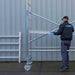 Rollgerüst Eurogerüst Original 135x250 10,2m Arbeitshöhe Carbonplattform gegen Fassade - GerüstExpress