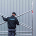 Rollgerüst Eurogerüst Original 135x250 10,2m Arbeitshöhe Carbonplattform gegen Fassade - GerüstExpress