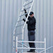 Rollgerüst Eurogerüst Original 135x250 10,2m Arbeitshöhe Carbonplattform gegen Fassade - GerüstExpress