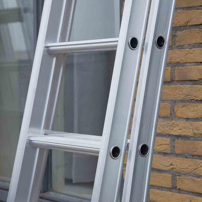 Eurostairs Schiebeleiter doppelt gebogen 2x16 Sprossen + Rollen am Giebelende - Gerüstexpress.de