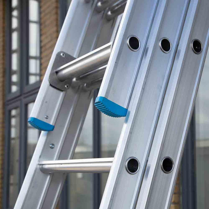 Eurostairs Schiebeleiter dreiteilig gebogen 3x14 Sprossen + Giebelsprossen - Gerüstexpress.de