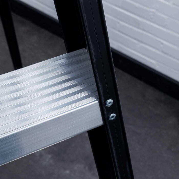 Eurostairs schwarze Stehleiter 1x5 Stufen - Limitierte Auflage - Gerüstexpress.de