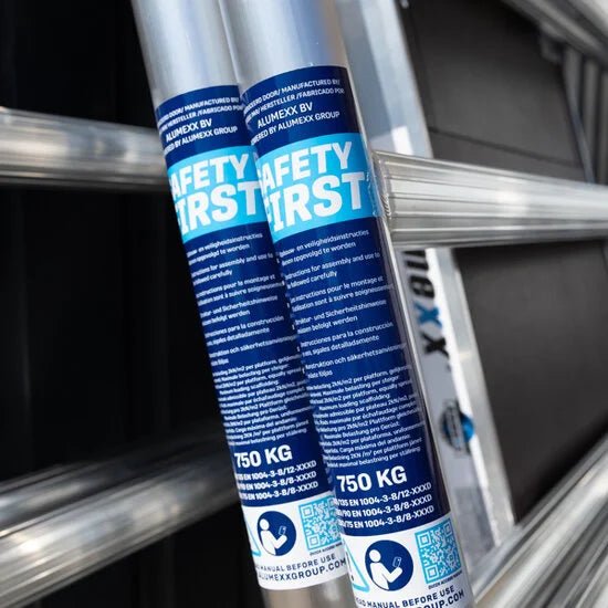 Gerüstanhänger 250cm offen inklusive Alumexx Budget Rollgerüst 135x250 8,2 m Arbeitshöhe - Gerüstexpress.de