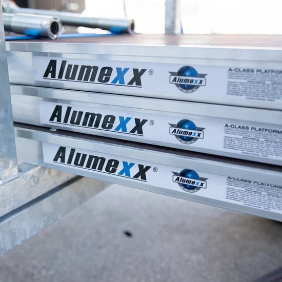 Gerüstanhänger 250cm offen inklusive Alumexx Budget Rollgerüst 135x250 8,2 m Arbeitshöhe - Gerüstexpress.de