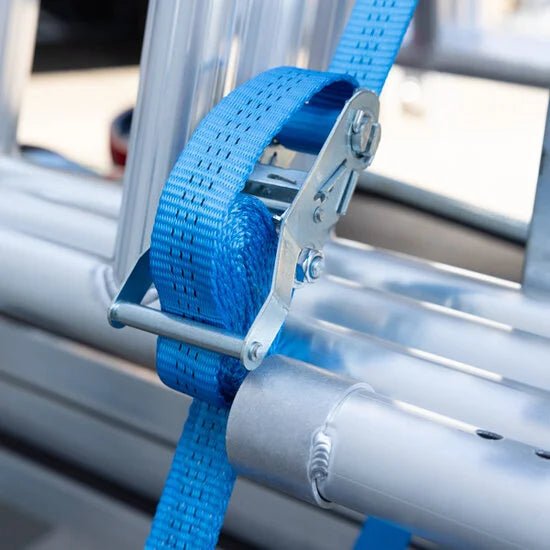 Gerüstanhänger 250cm offen inklusive Alumexx Budget Rollgerüst 135x250 8,2 m Arbeitshöhe - Gerüstexpress.de