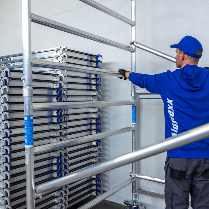 Rollgerüst Alumexx Extra 135x250 8,2m Arbeitshöhe an der Fassade - Gerüstexpress.de