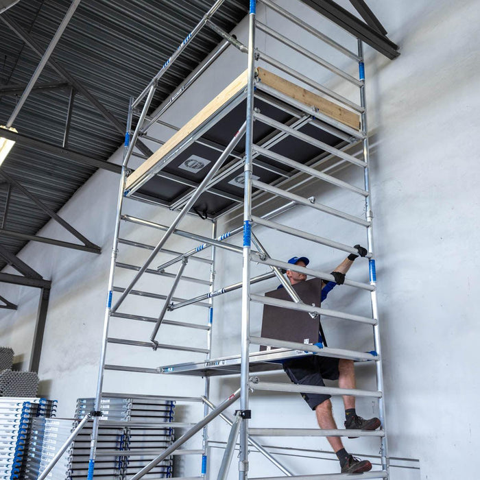 Rollgerüst Alumexx Extra 135x250 8,2m Arbeitshöhe an der Fassade - Gerüstexpress.de