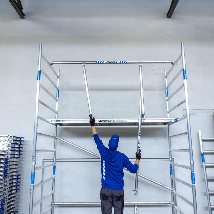 Rollgerüst Alumexx Extra 135x250 9,2m Arbeitshöhe an der Fassade - Gerüstexpress.de