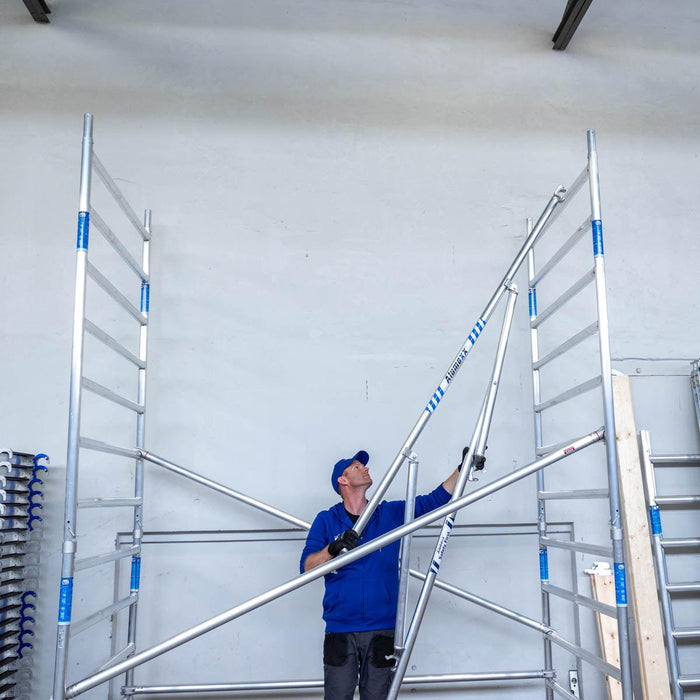 Rollgerüst Alumexx Extra 75x190 10,2m Arbeitshöhe an der Fassade - Gerüstexpress.de