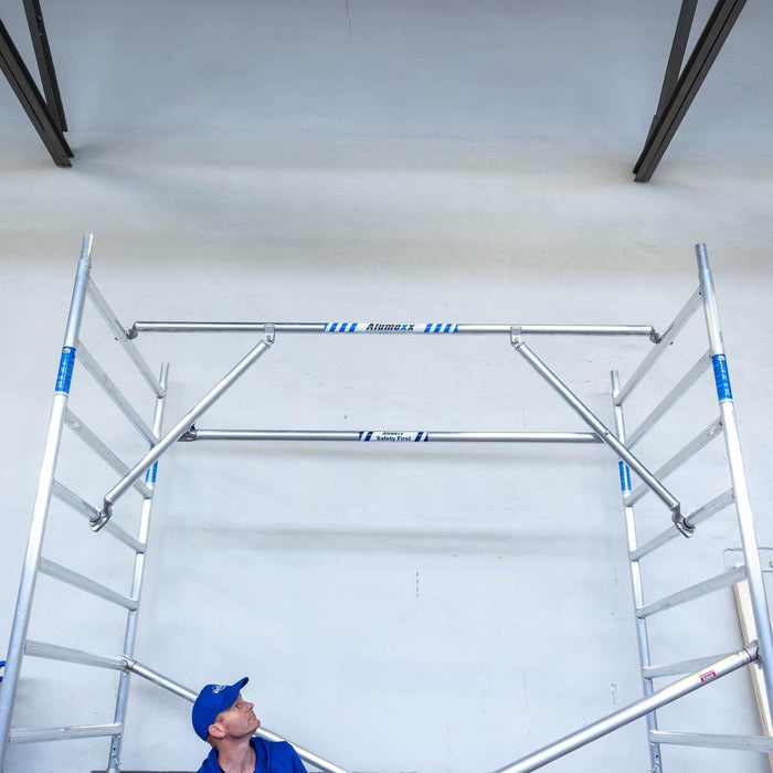 Rollgerüst Alumexx Extra 75x190 10,2m Arbeitshöhe an der Fassade - Gerüstexpress.de