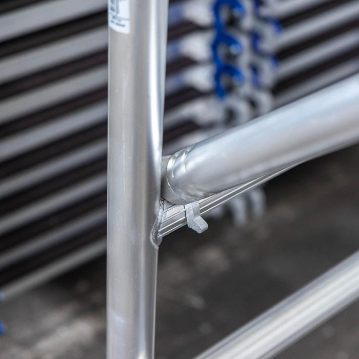 Rollgerüst Alumexx Extra 75x190 7,2m Arbeitshöhe an der Fassade - Gerüstexpress.de