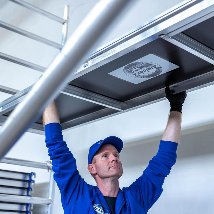 Rollgerüst Alumexx Extra 75x250 5,2m Arbeitshöhe an der Fassade - Gerüstexpress.de