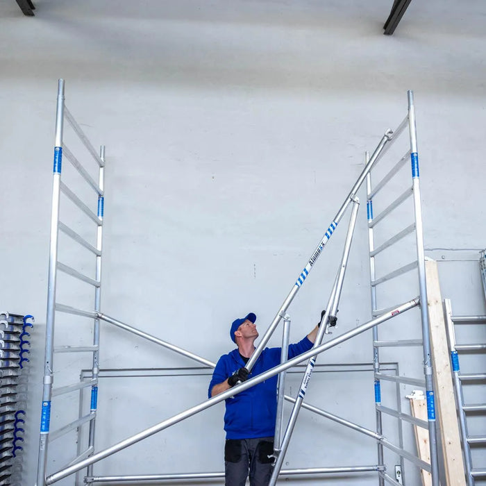 Rollgerüst Alumexx Extra 90x190 10,2m Arbeitshöhe an der Fassade - Gerüstexpress.de