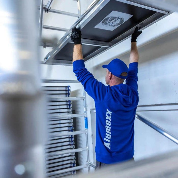 Rollgerüst Alumexx Extra 90x250 4,2m Arbeitshöhe an der Fassade - Gerüstexpress.de