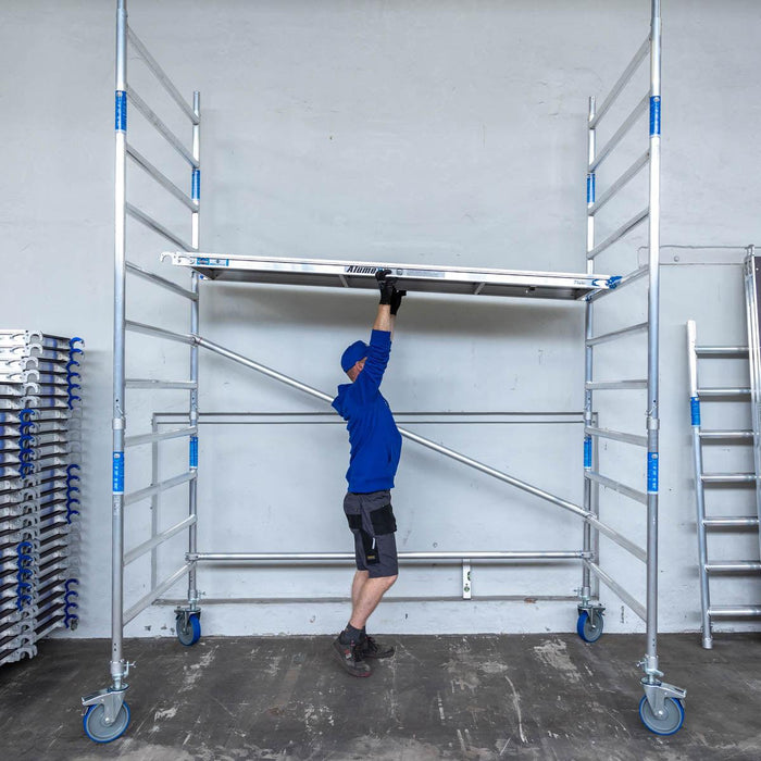 Rollgerüst Alumexx Extra 90x250 6,2m Arbeitshöhe an der Fassade - Gerüstexpress.de