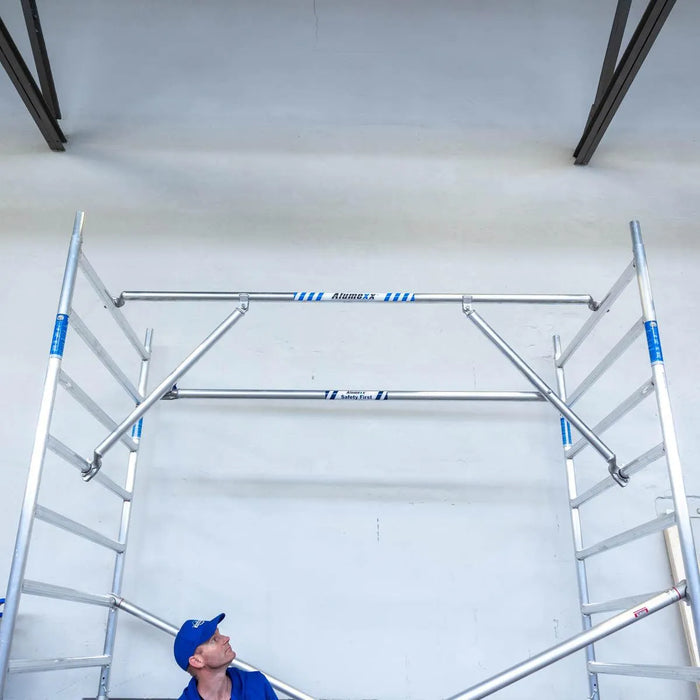 Rollgerüst Alumexx Extra 90x250 9,2m Arbeitshöhe an der Fassade - Gerüstexpress.de