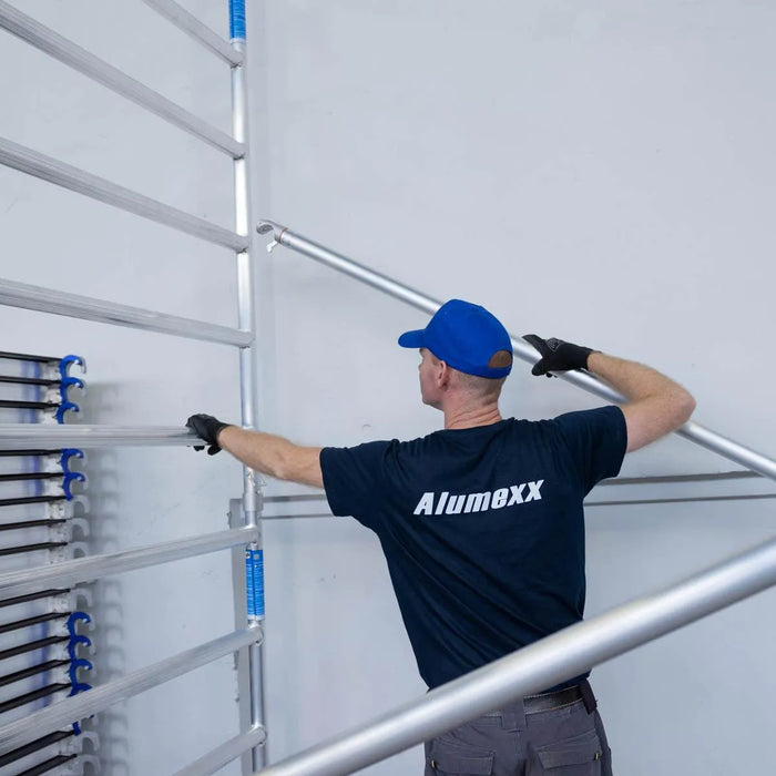 Rollgerüst Alumexx Light 135x190 7,2m Arbeitshöhe an der Fassade - Gerüstexpress.de