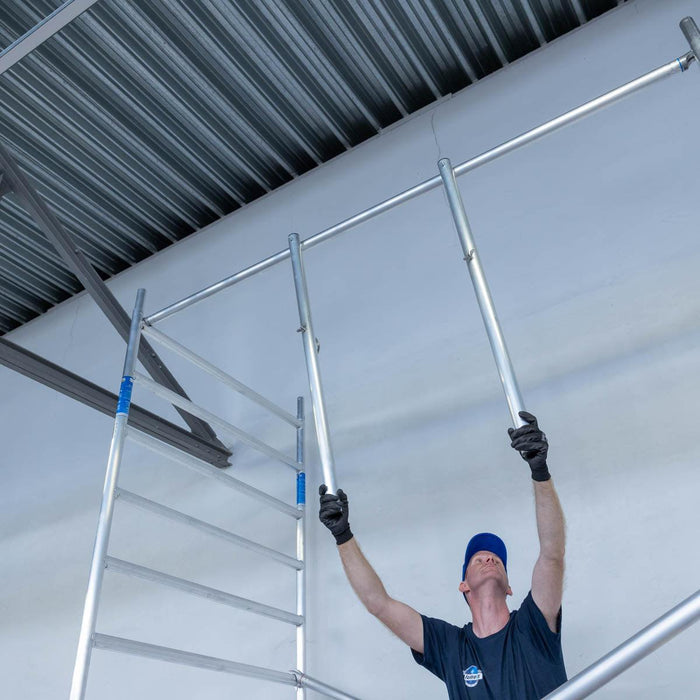 Rollgerüst Alumexx Light 135x250 11,2m Arbeitshöhe an der Fassade - Gerüstexpress.de