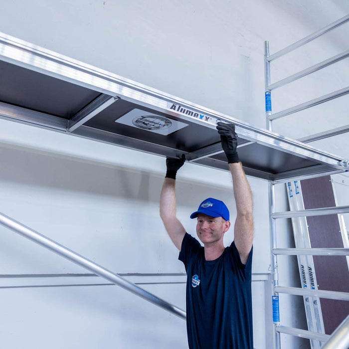 Rollgerüst Alumexx Light 135x250 11,2m Arbeitshöhe an der Fassade - Gerüstexpress.de