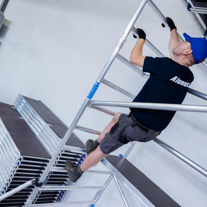 Rollgerüst Alumexx Light 135x250 11,2m Arbeitshöhe an der Fassade - Gerüstexpress.de