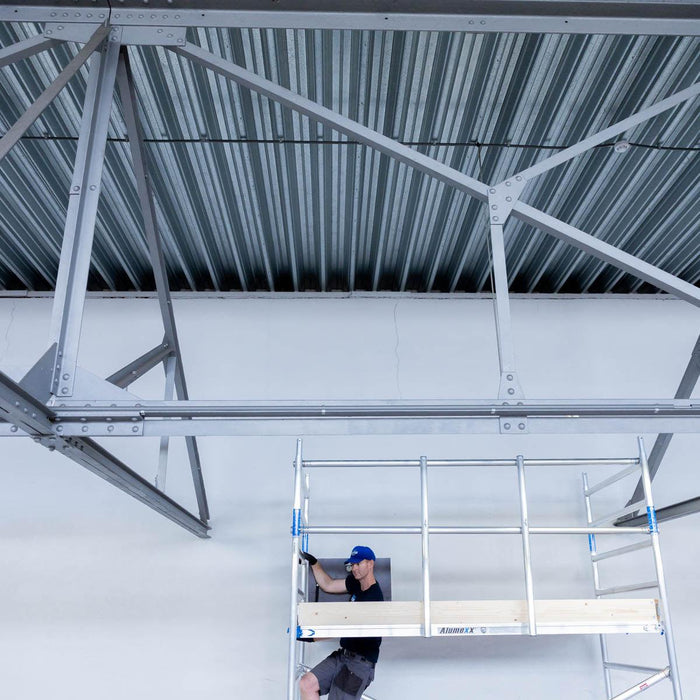 Rollgerüst Alumexx Light 135x250 11,2m Arbeitshöhe an der Fassade - Gerüstexpress.de