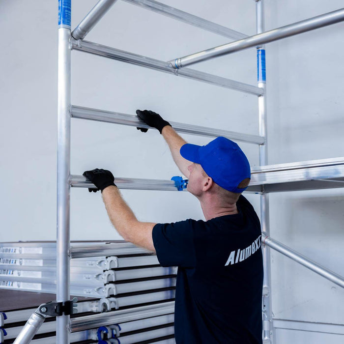 Rollgerüst Alumexx Light 135x250 8,2m Arbeitshöhe an der Fassade - Gerüstexpress.de