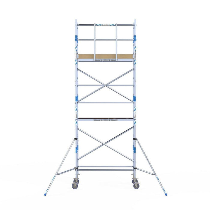 Rollgerüst Alumexx Light 75x190 6,2m Arbeitshöhe gegen Fassade - Gerüstexpress.de