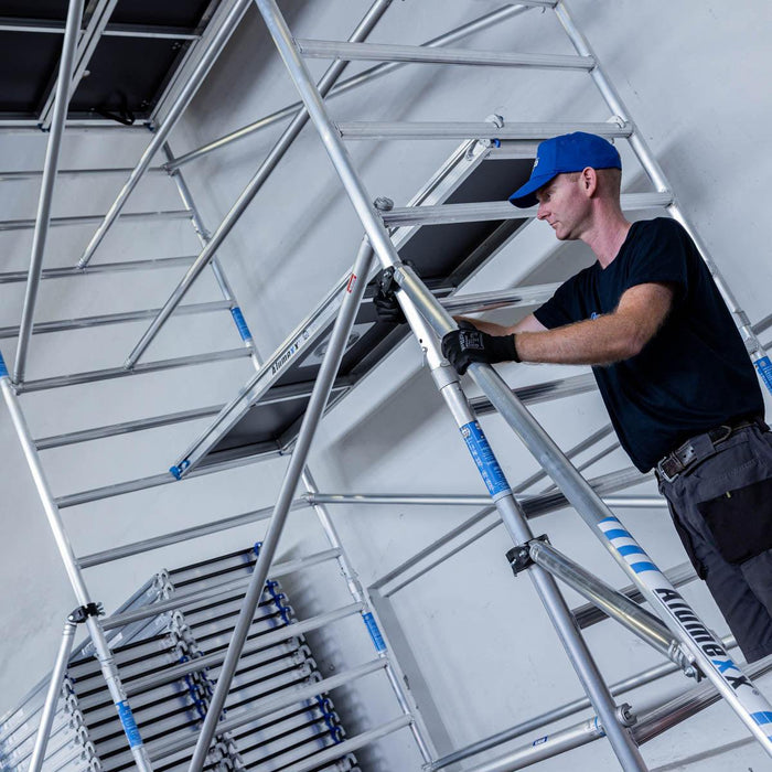 Rollgerüst Alumexx Light 75x250 7,2m Arbeitshöhe an der Fassade - Gerüstexpress.de