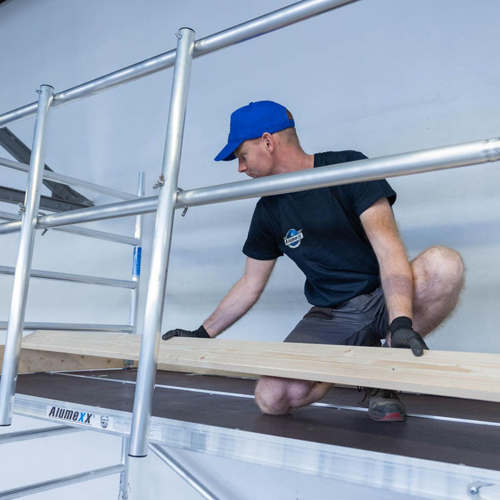 Rollgerüst Alumexx Light 75x250 7,2m Arbeitshöhe an der Fassade - Gerüstexpress.de