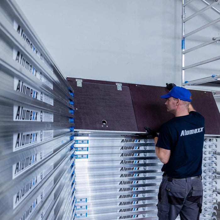 Rollgerüst Alumexx Light 90x190 6,2m Arbeitshöhe gegen Fassade - Gerüstexpress.de