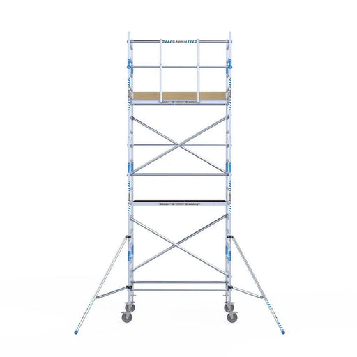 Rollgerüst Alumexx Light 90x190 6,2m Arbeitshöhe gegen Fassade - Gerüstexpress.de